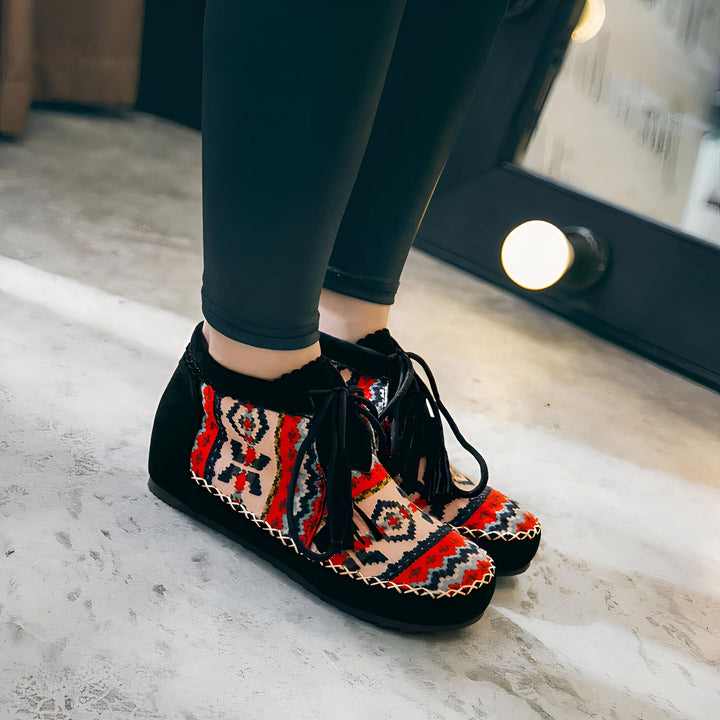 Chaussures plates noires avec motifs ethniques colorés, lacets et pompons noirs. Style bohème ou ethnique chic., 45286981632181,45286981664949,45286981697717,45286981730485,45286981763253,45286981796021,45286981828789,45286981861557,45286981894325,45286981927093,45286981959861,45286981992629,45286982025397,45286982058165,45286982090933,45286982123701,45286982156469,45286982189237,45286982222005,45286982254773,45286982287541,45286982320309,45286982353077,45286982385845,45286982418613,45286982451381,45286