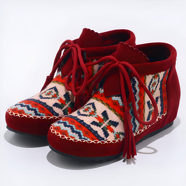 Paire de bottines bordeaux avec motifs ethniques, lacets rouges et détails brodés. Chaussures style bohème idéales pour un look original et confortable. Mode femme, automne-hiver., 45286981632181,45286981664949,45286981697717,45286981730485,45286981763253,45286981796021,45286981828789,45286981861557,45286981894325,45286981927093,45286981959861,45286981992629,45286982025397,45286982058165,45286982090933,45286982123701,45286982156469,45286982189237,45286982222005,45286982254773,45286982287541,4528698232