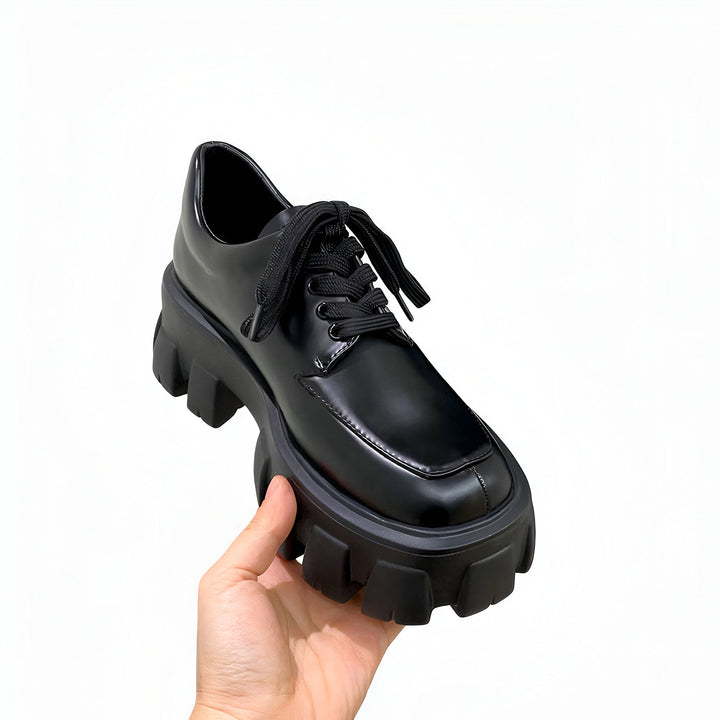 Chaussure noire à lacets avec semelle épaisse, tenue dans une main. Style mode, chaussures à plateforme. Modèle élégant, idéal pour compléter une tenue tendance., 45286884180149,45286884212917,45286884245685,45286884278453,45286884311221,45286884343989,45286884376757,45286884409525,45286884442293,45286884475061