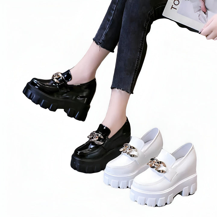 Chaussures mocassins compensées noires et blanches avec chaîne dorée. Chaussure portée. Mode chaussures femme automne-hiver. Tendances chaussures., 45286934839477,45286934872245,45286934905013,45286934937781,45286934970549,45286935003317,45286935036085,45286935068853,45286935101621,45286935134389,45286935167157,45286935199925