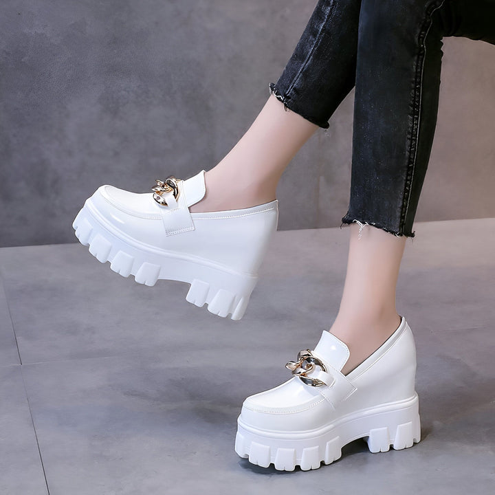 Chaussures compensées blanches vernies à chaîne dorée, portées avec un jean noir délavé. Mode femme, chaussures à plateforme tendance., 45286934839477,45286934872245,45286934905013,45286934937781,45286934970549,45286935003317,45286935036085,45286935068853,45286935101621,45286935134389,45286935167157,45286935199925