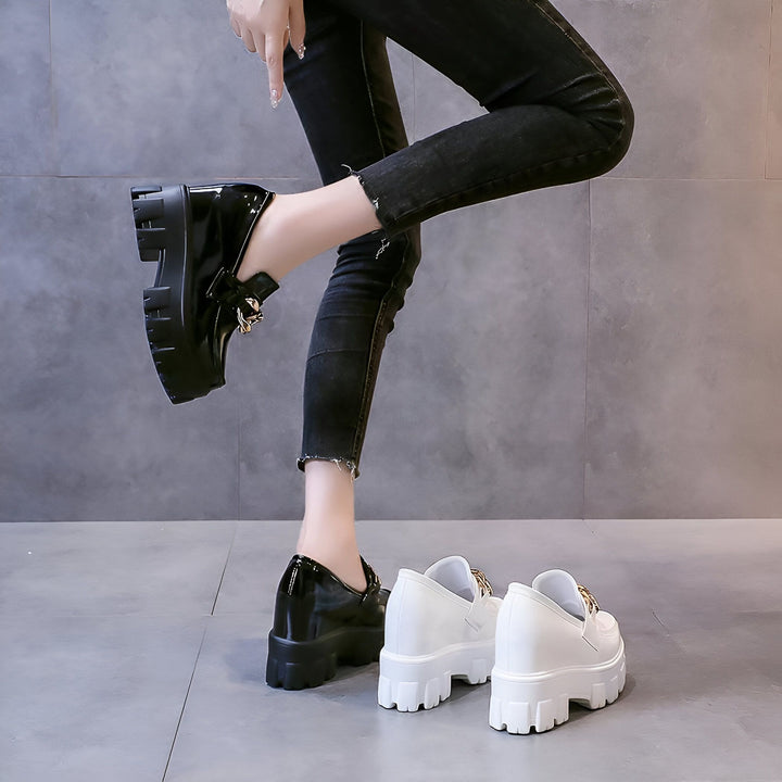 Chaussures compensées à semelles épaisses noires et blanches vernies. Une personne porte une chaussure noire avec un jean noir. Mode et style., 45286934839477,45286934872245,45286934905013,45286934937781,45286934970549,45286935003317,45286935036085,45286935068853,45286935101621,45286935134389,45286935167157,45286935199925