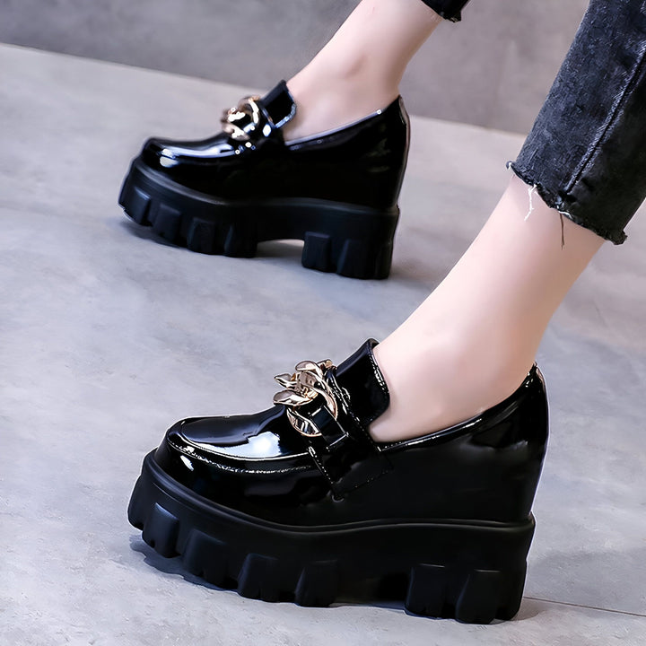 Chaussures compensées noires vernies avec chaîne dorée. Mocassins tendance à plateforme épaisse. Style gothique et élégant., 45286934839477,45286934872245,45286934905013,45286934937781,45286934970549,45286935003317,45286935036085,45286935068853,45286935101621,45286935134389,45286935167157,45286935199925