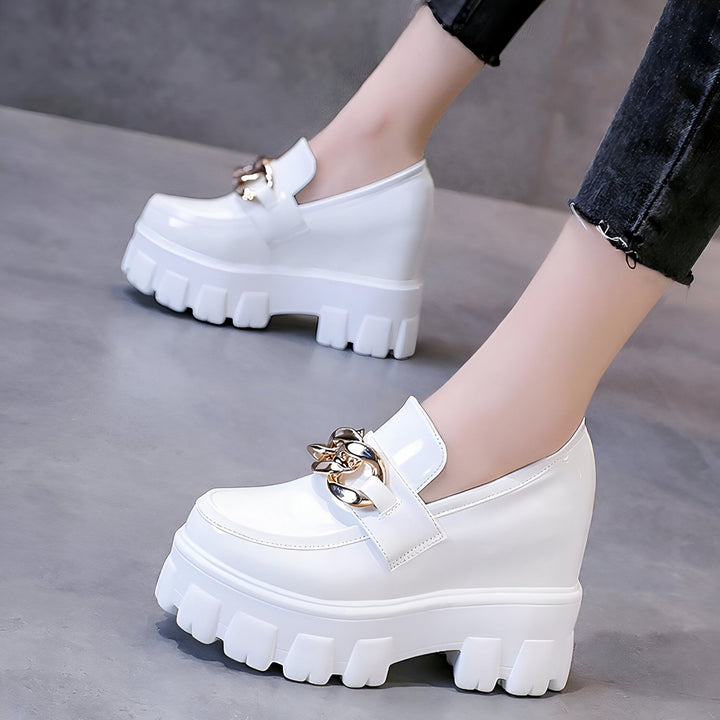 Chaussures compensées blanches à semelles épaisses et chaîne dorée décorative. Mode chaussures femme, plateforme tendance, style unique., 45286934839477,45286934872245,45286934905013,45286934937781,45286934970549,45286935003317,45286935036085,45286935068853,45286935101621,45286935134389,45286935167157,45286935199925
