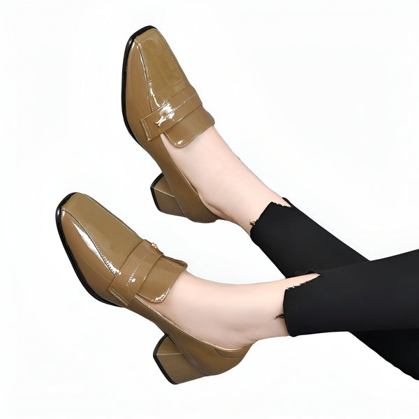 Chaussures à talons marron vernies pour femmes, avec un bout carré et une bride décorative. Idéal pour un look élégant et confortable. Mode féminine, chaussures de ville., 45286873890997,45286873923765,45286873956533,45286873989301,45286874022069,45286874054837,45286874087605,45286874120373,45286874153141,45286874185909,45286874218677,45286874251445