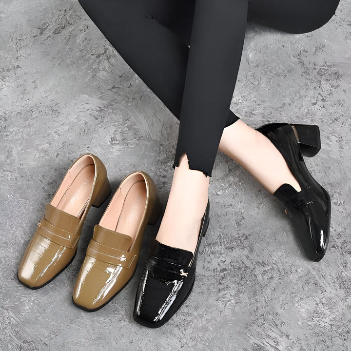 Gros plan sur des chaussures à talons pour femmes, vernies marron et noires, portées avec un legging noir. Chaussures élégantes et confortables., 45286873890997,45286873923765,45286873956533,45286873989301,45286874022069,45286874054837,45286874087605,45286874120373,45286874153141,45286874185909,45286874218677,45286874251445