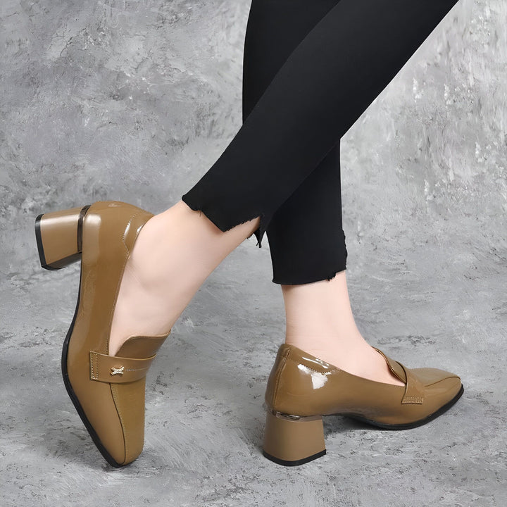 Chaussures à talons carrés vernies couleur caramel portées avec un legging noir. Détail d'une petite boucle décorative sur le dessus de la chaussure. Style élégant et confortable., 45286873890997,45286873923765,45286873956533,45286873989301,45286874022069,45286874054837,45286874087605,45286874120373,45286874153141,45286874185909,45286874218677,45286874251445