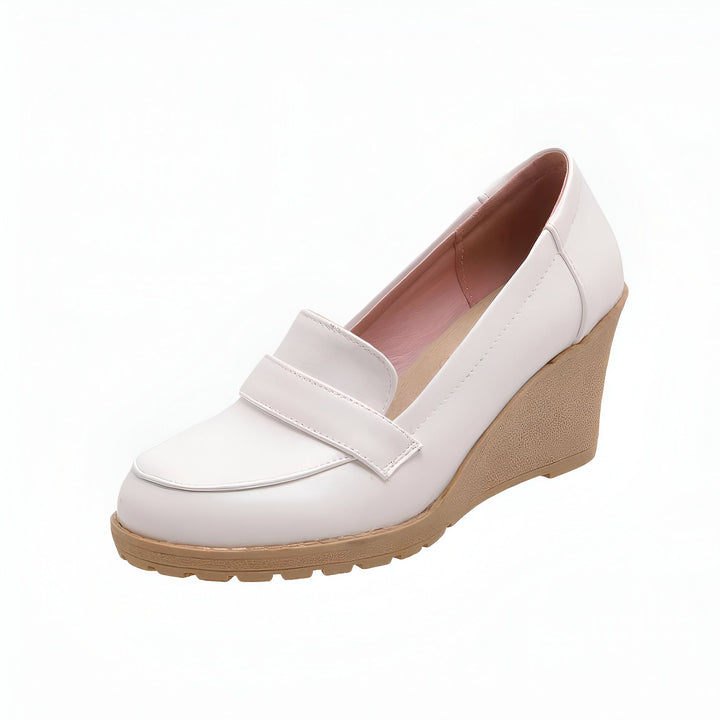 Mocassin compensé blanc verni pour femme, semelle beige. Chaussure élégante et confortable, idéale pour le printemps et l'été., 45287010926773,45287010959541,45287010992309,45287011025077,45287011057845,45287011090613,45287011123381,45287011156149,45287011188917,45287011221685,45287011254453,45287011287221,45287011319989,45287011352757,45287011385525,45287011418293,45287011451061,45287011483829,45287011516597,45287011549365,45287011582133,45287011614901,45287011647669,45287011680437,45287011713205,4