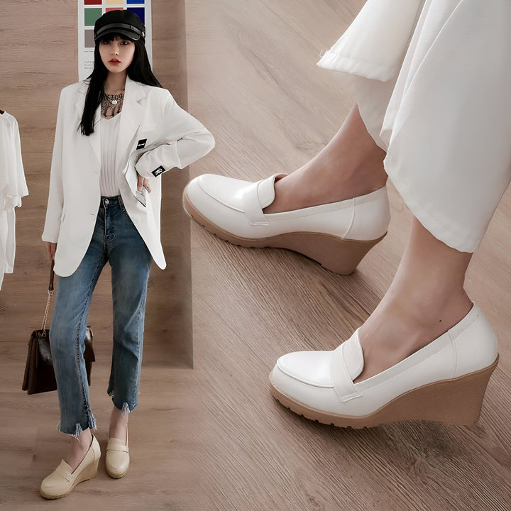Photo d'une femme portant un blazer blanc, un jean et des chaussures à plateforme compensée blanches. Détail des chaussures blanches à talon compensé portées avec un pantalon blanc., 45287010926773,45287010959541,45287010992309,45287011025077,45287011057845,45287011090613,45287011123381,45287011156149,45287011188917,45287011221685,45287011254453,45287011287221,45287011319989,45287011352757,45287011385525,45287011418293,45287011451061,45287011483829,45287011516597,45287011549365,45287011582133,452870