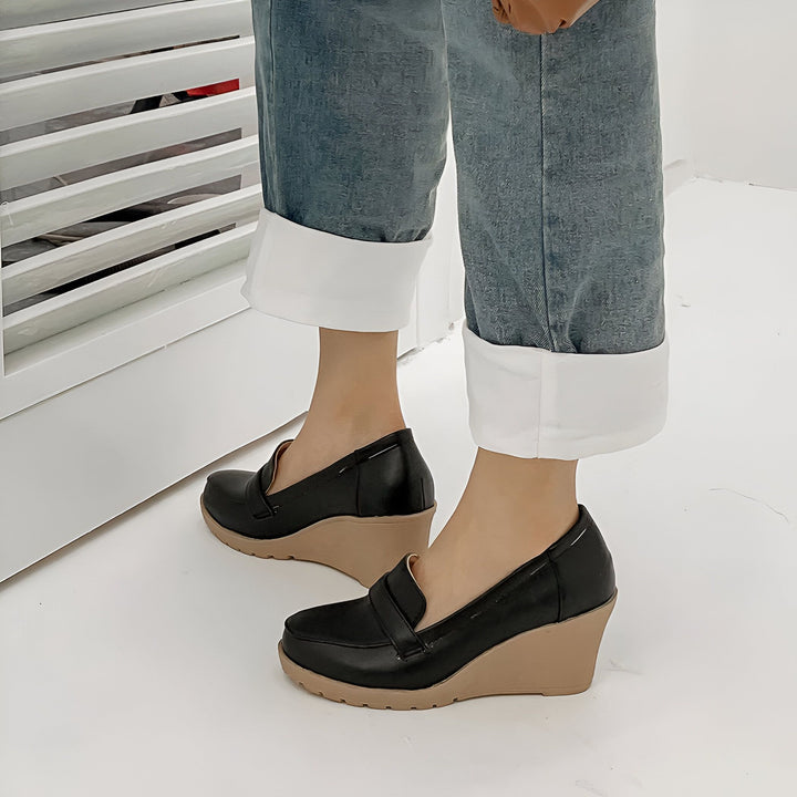 Gros plan des pieds d'une femme portant des mocassins compensés noirs et un jean à revers blanc. Chaussures élégantes et confortables pour un look décontracté-chic., 45287010926773,45287010959541,45287010992309,45287011025077,45287011057845,45287011090613,45287011123381,45287011156149,45287011188917,45287011221685,45287011254453,45287011287221,45287011319989,45287011352757,45287011385525,45287011418293,45287011451061,45287011483829,45287011516597,45287011549365,45287011582133,45287011614901,45287011