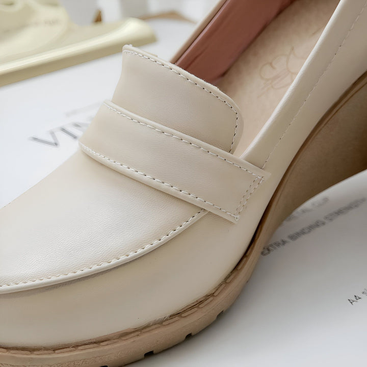 Gros plan d'un escarpin compensé beige clair de style mocassin. Couture apparente, bride sur le dessus. Idéal pour un look chic et confortable. Chaussure élégante pour femme., 45287010926773,45287010959541,45287010992309,45287011025077,45287011057845,45287011090613,45287011123381,45287011156149,45287011188917,45287011221685,45287011254453,45287011287221,45287011319989,45287011352757,45287011385525,45287011418293,45287011451061,45287011483829,45287011516597,45287011549365,45287011582133,45287011614901,