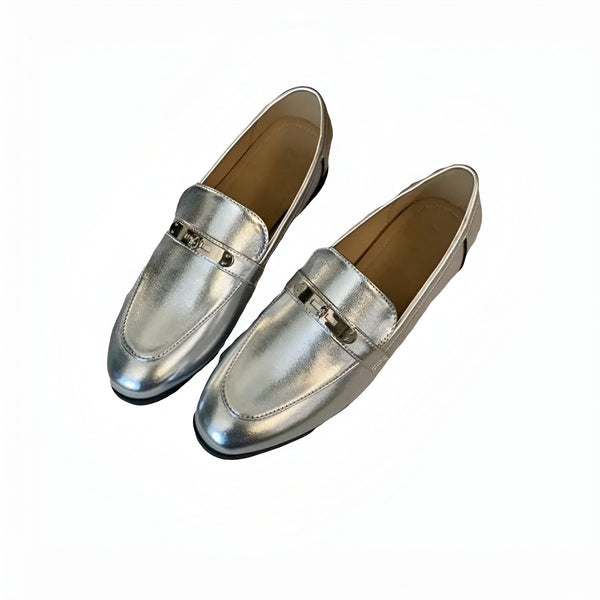 Mocassins argentés pour femmes, élégants et confortables, avec une boucle décorative. Chaussures tendance pour un look décontracté chic. Idéales pour le travail ou les sorties., 45286708412597,45286708445365,45286708478133,45286708510901,45286708543669