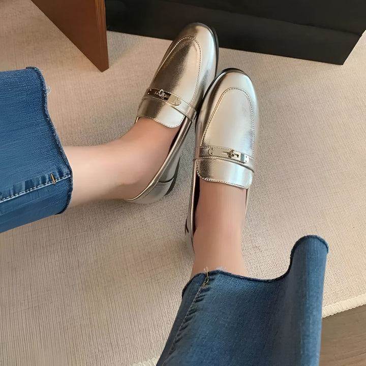 Vue rapprochée de mocassins argentés portés avec un jean bleu. Chaussures élégantes avec une boucle décorative. Mode décontractée et chaussures tendance., 45286708412597,45286708445365,45286708478133,45286708510901,45286708543669