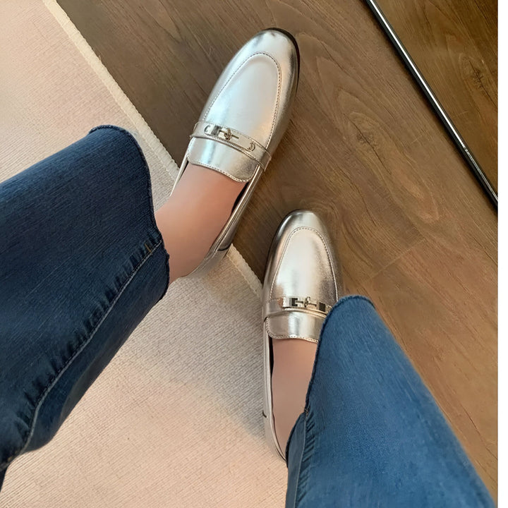 Vue de dessus de pieds portant des mocassins argentés avec des jeans. Chaussures élégantes pour femme. Idée de look décontracté. Mocassins confortables et tendance., 45286708412597,45286708445365,45286708478133,45286708510901,45286708543669