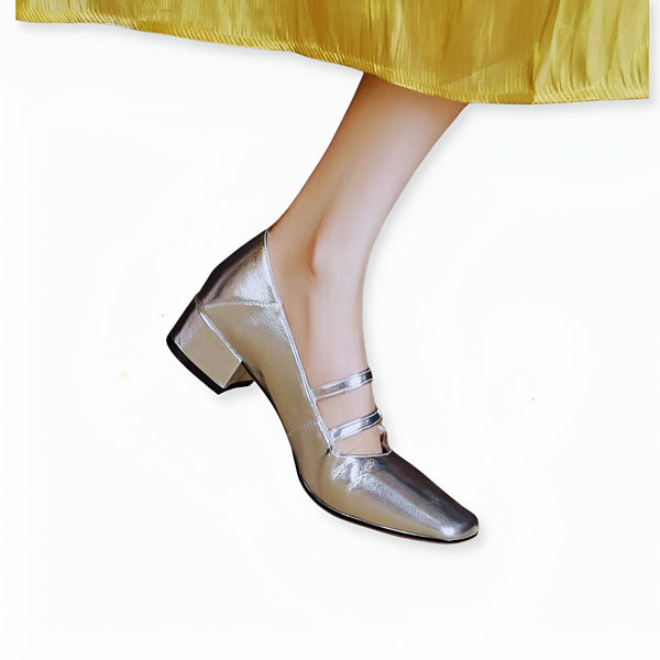 Gros plan d'un pied chaussé d'une élégante escarpin argentée à double bride, portée sous une jupe jaune chatoyante. Chaussure à talon bloc, style moderne et sophistiqué. Mode et tendance féminine., 45286703071413,45286703104181,45286703136949,45286703169717,45286703202485,45286703235253,45286703268021,45286703300789,45286703333557,45286703366325,45286703399093,45286703431861