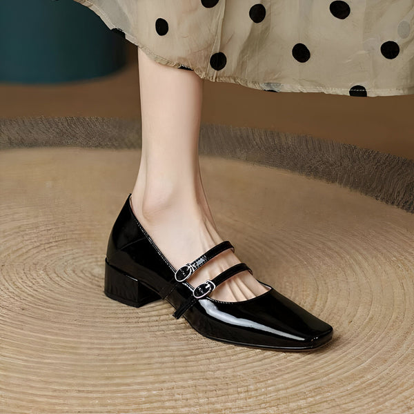 Gros plan d'une chaussure Mary Jane vernie noire, avec deux brides à boucles, portée par une femme. Sa robe à pois est visible. Style élégant et rétro. Mode féminine., 45286703071413,45286703104181,45286703136949,45286703169717,45286703202485,45286703235253,45286703268021,45286703300789,45286703333557,45286703366325,45286703399093,45286703431861