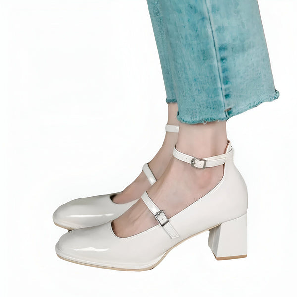 Gros plan de chaussures Mary Jane blanches vernies portées avec un jean. Chaussures à talon bloc avec bride de cheville et bride sur le dessus du pied. Mode et style., 45286705823925,45286705856693,45286705889461,45286705922229,45286705954997,45286705987765,45286706020533,45286706053301,45286706086069,45286706118837,45286706151605,45286706184373,45286706217141,45286706249909,45286706282677