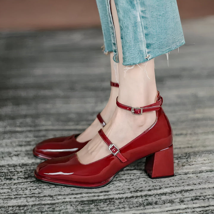 Gros plan sur des chaussures Mary Janes vernies rouges à talons blocs, portées avec un jean effiloché. Détails : boucle et bride à la cheville., 45286705823925,45286705856693,45286705889461,45286705922229,45286705954997,45286705987765,45286706020533,45286706053301,45286706086069,45286706118837,45286706151605,45286706184373,45286706217141,45286706249909,45286706282677