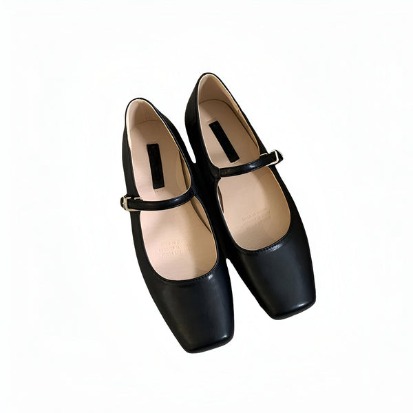 Une paire d'élégantes chaussures Mary Jane noires à bout carré, avec une bride à boucle ajustable et une semelle intérieure claire, sur un fond blanc neutre., 45286707134645,45286707167413,45286707200181,45286707232949,45286707265717,45286707298485,45286707331253,45286707364021,45286707396789,45286707429557,45286707462325,45286707495093,45286707527861,45286707560629,45286707593397,45286707626165,45286707658933,45286707691701,45286707724469,45286707757237