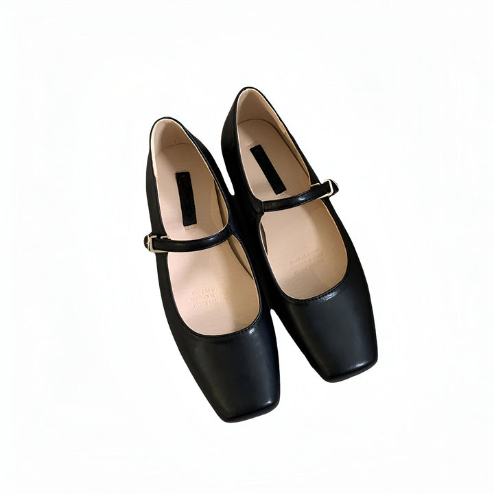 Une paire d'élégantes chaussures Mary Jane noires à bout carré, avec une bride à boucle ajustable et une semelle intérieure claire, sur un fond blanc neutre., 45286707134645,45286707167413,45286707200181,45286707232949,45286707265717,45286707298485,45286707331253,45286707364021,45286707396789,45286707429557,45286707462325,45286707495093,45286707527861,45286707560629,45286707593397,45286707626165,45286707658933,45286707691701,45286707724469,45286707757237