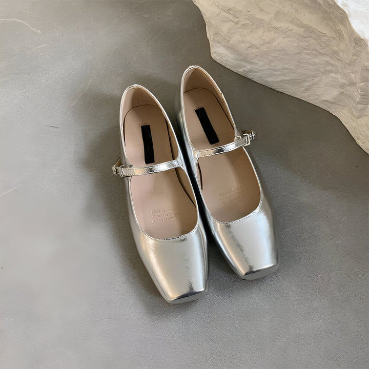 Paire de ballerines argentées à brides, élégantes et modernes, idéales pour une tenue décontractée ou habillée. Chaussures femme tendance avec bout carré et fermeture réglable., 45286707134645,45286707167413,45286707200181,45286707232949,45286707265717,45286707298485,45286707331253,45286707364021,45286707396789,45286707429557,45286707462325,45286707495093,45286707527861,45286707560629,45286707593397,45286707626165,45286707658933,45286707691701,45286707724469,45286707757237
