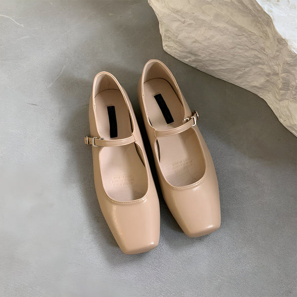 Paire d'élégantes ballerines vernies couleur chair, avec bride ajustable et bout carré. Chaussures plates féminines idéales pour un look chic et confortable. Mode chaussures femmes., 45286707134645,45286707167413,45286707200181,45286707232949,45286707265717,45286707298485,45286707331253,45286707364021,45286707396789,45286707429557,45286707462325,45286707495093,45286707527861,45286707560629,45286707593397,45286707626165,45286707658933,45286707691701,45286707724469,45286707757237