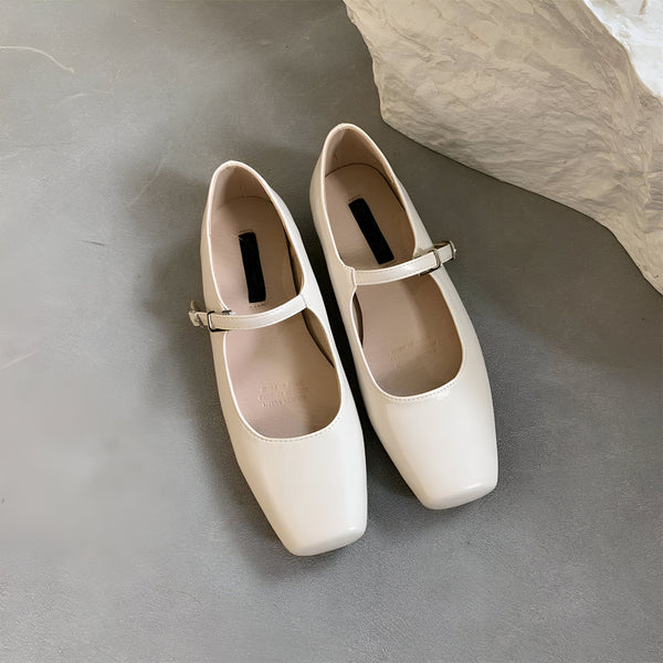 Paire d'élégantes ballerines Mary Jane blanches, avec bout carré et bride fine ajustable. Chaussures plates idéales pour un style chic et confortable., 45286707134645,45286707167413,45286707200181,45286707232949,45286707265717,45286707298485,45286707331253,45286707364021,45286707396789,45286707429557,45286707462325,45286707495093,45286707527861,45286707560629,45286707593397,45286707626165,45286707658933,45286707691701,45286707724469,45286707757237