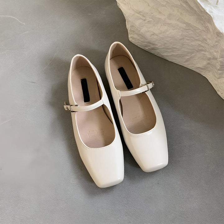 Paire d'élégantes ballerines Mary Jane blanches, avec bout carré et bride fine ajustable. Chaussures plates idéales pour un style chic et confortable., 45286707134645,45286707167413,45286707200181,45286707232949,45286707265717,45286707298485,45286707331253,45286707364021,45286707396789,45286707429557,45286707462325,45286707495093,45286707527861,45286707560629,45286707593397,45286707626165,45286707658933,45286707691701,45286707724469,45286707757237