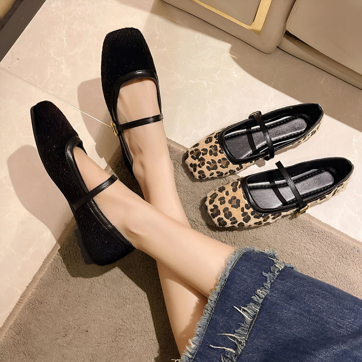 Image de ballerines à bout carré pour femme. Une paire noire portée aux pieds et une paire léopard à côté. Style et confort pour toutes les occasions., 45286705430709,45286705463477,45286705496245,45286705529013,45286705561781,45286705594549,45286705627317,45286705660085,45286705692853,45286705725621,45286705758389,45286705791157