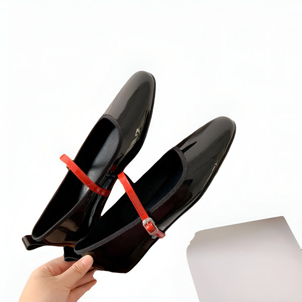 Vue rapprochée de chaussures Mary Jane noires vernies avec une bride rouge réglable, pour un style chic et rétro. Chaussures élégantes parfaites pour une occasion spéciale., 45286700941493,45286700974261,45286701007029,45286701039797,45286701072565,45286701105333,45286701138101,45286701170869,45286701203637,45286701236405,45286701269173,45286701301941,45286701334709,45286701367477,45286701400245,45286701433013,45286701465781,45286701498549,45286701531317,45286701564085