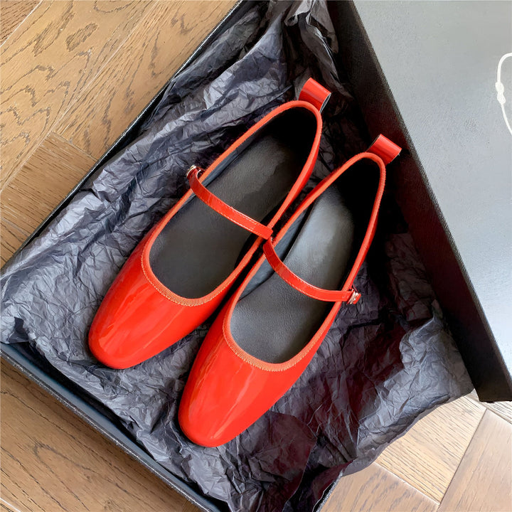 Paire de ballerines vernies rouges avec brides dans une boîte noire sur fond de bois. Chaussures élégantes et tendance., 45286700941493,45286700974261,45286701007029,45286701039797,45286701072565,45286701105333,45286701138101,45286701170869,45286701203637,45286701236405,45286701269173,45286701301941,45286701334709,45286701367477,45286701400245,45286701433013,45286701465781,45286701498549,45286701531317,45286701564085