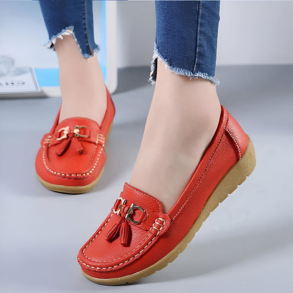 Mocassins rouges en cuir portés avec un jean. Chaussures plates confortables pour femme avec détail décoratif sur le dessus. Mode et style décontracté., 45287140950197,45287140982965,45287141015733,45287141048501,45287141081269,45287141114037,45287141146805,45287141179573,45287141212341,45287141245109,45287141277877,45287141310645,45287141343413,45287141376181,45287141408949,45287141441717,45287141474485,45287141507253,45287141540021,45287141572789,45287141605557,45287141638325,45287141671093,4528714