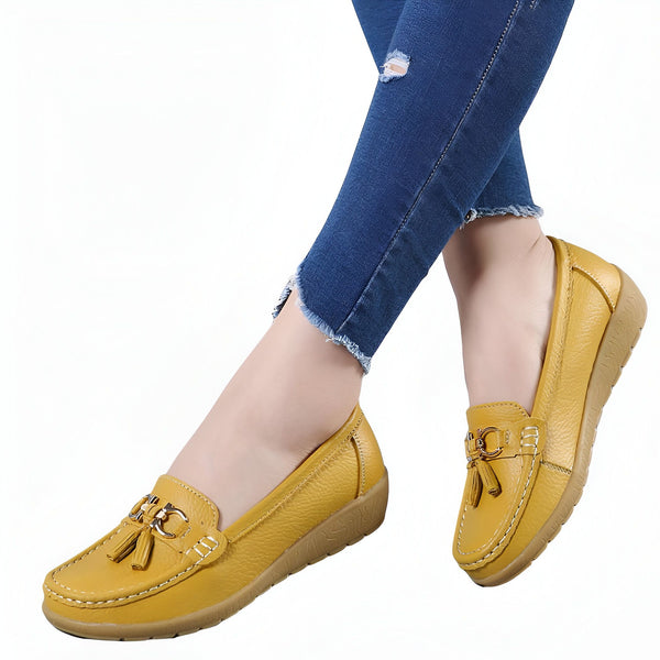 Gros plan de mocassins jaunes portés avec un jean déchiré, mettant en valeur le style décontracté et confortable. Détail des chaussures en cuir avec des ornements dorés et des franges. Idéal pour un look quotidien tendance et pratique., 45287140950197,45287140982965,45287141015733,45287141048501,45287141081269,45287141114037,45287141146805,45287141179573,45287141212341,45287141245109,45287141277877,45287141310645,45287141343413,45287141376181,45287141408949,45287141441717,45287141474485,4528714150