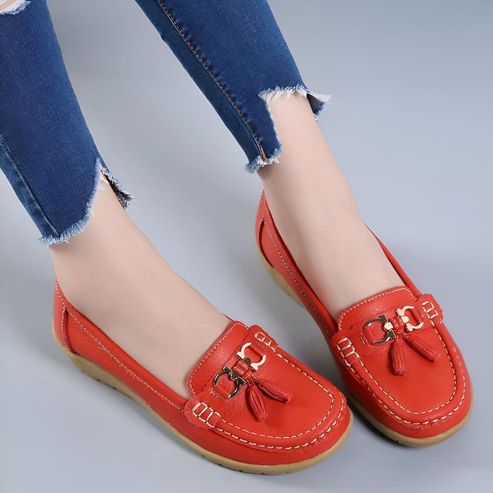 Mocassins en cuir rouge portés avec un jean déchiré. Chaussures plates confortables avec détail décoratif doré et glands. Style décontracté et tendance., 45287140950197,45287140982965,45287141015733,45287141048501,45287141081269,45287141114037,45287141146805,45287141179573,45287141212341,45287141245109,45287141277877,45287141310645,45287141343413,45287141376181,45287141408949,45287141441717,45287141474485,45287141507253,45287141540021,45287141572789,45287141605557,45287141638325,45287141671093,452