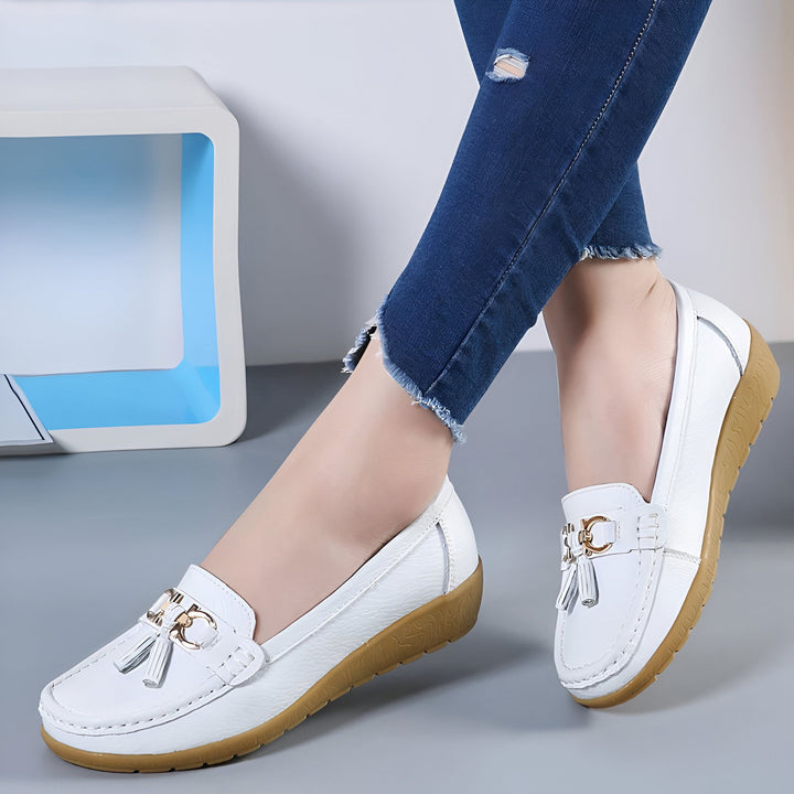 Gros plan sur des pieds portant des mocassins blancs en cuir avec des glands et un ornement doré, associés à un jean skinny bleu déchiré., 45287140950197,45287140982965,45287141015733,45287141048501,45287141081269,45287141114037,45287141146805,45287141179573,45287141212341,45287141245109,45287141277877,45287141310645,45287141343413,45287141376181,45287141408949,45287141441717,45287141474485,45287141507253,45287141540021,45287141572789,45287141605557,45287141638325,45287141671093,45287141703861,452871