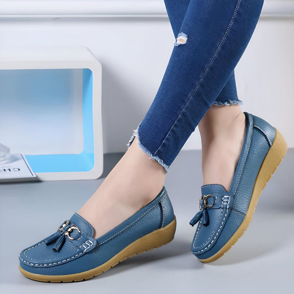 Chaussures mocassins bleues pour femmes portées avec un jean troué. Ces chaussures confortables ont des détails en métal et des coutures blanches., 45287140950197,45287140982965,45287141015733,45287141048501,45287141081269,45287141114037,45287141146805,45287141179573,45287141212341,45287141245109,45287141277877,45287141310645,45287141343413,45287141376181,45287141408949,45287141441717,45287141474485,45287141507253,45287141540021,45287141572789,45287141605557,45287141638325,45287141671093,4528714170386