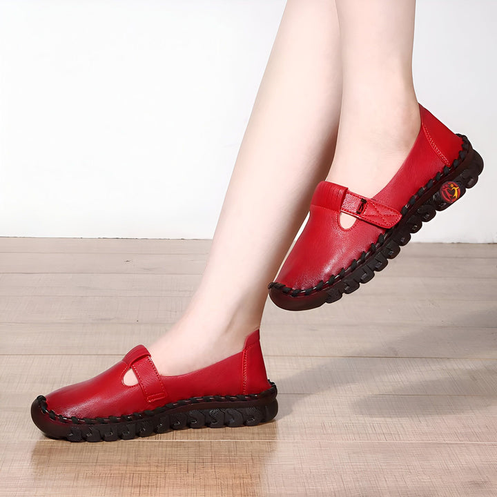 Chaussures en cuir rouge portées par une femme. Mocassins confortables avec une bride décorative et une semelle crantée noire. Idéales pour un look décontracté et élégant., 45286743376053,45286743408821,45286743441589,45286743474357,45286743507125,45286743539893,45286743572661,45286743605429,45286743638197,45286743670965,45286743703733,45286743736501,45286743769269,45286743802037,45286743834805,45286743867573,45286743900341,45286743933109,45286743965877,45286743998645,45286744031413,45286744064181