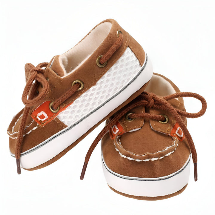 Chaussures bateau pour bébé en daim marron et maille blanche. Chaussures à lacets marron et semelle blanche, confortables pour les premiers pas. Mode enfantine, style marin., 45286825427125,45286825459893,45286825492661,45286825525429,45286825558197,45286825590965