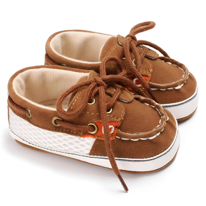 Chaussures bateau pour bébé marron en daim avec lacets, parfaites pour un nouveau-né. Détails orange et semelle blanche. Idéales pour un look élégant et confortable., 45286825427125,45286825459893,45286825492661,45286825525429,45286825558197,45286825590965