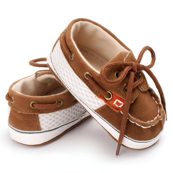 Chaussures bateau pour bébé en daim marron avec lacets et côtés en maille blanche. Chaussures de nourrisson mignonnes et confortables pour les premiers pas., 45286825427125,45286825459893,45286825492661,45286825525429,45286825558197,45286825590965