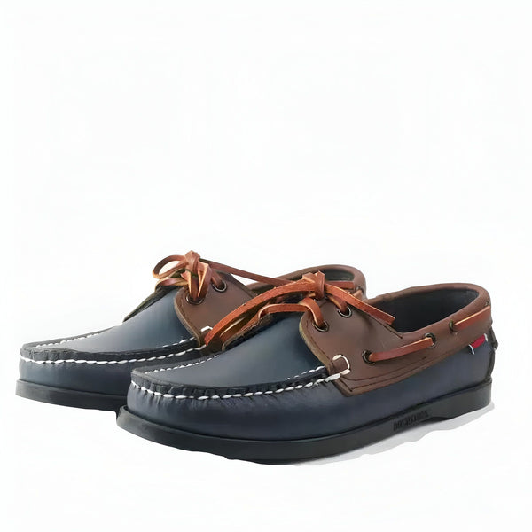 Mocassins bateau en cuir bleu marine et marron clair avec lacets en cuir. Chaussures confortables et élégantes., 45287041106101,45287041138869,45287041171637,45287041204405,45287041237173,45287041269941,45287041302709,45287041335477,45287041368245,45287041401013,45287041433781