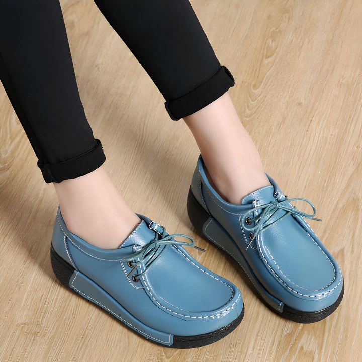 Chaussures bateau bleues en cuir portées avec un pantalon noir. Chaussures plates à lacets, confortables et élégantes. Détails de couture blancs. Idéal pour une tenue décontractée ou professionnelle., 45286815301813,45286815334581,45286815367349,45286815400117,45286815432885,45286815465653,45286815498421,45286815531189,45286815563957,45286815596725,45286815629493,45286815662261,45286815695029,45286815727797,45286815760565,45286815793333,45286815826101,45286815858869,45286815891637,45286815924405,4