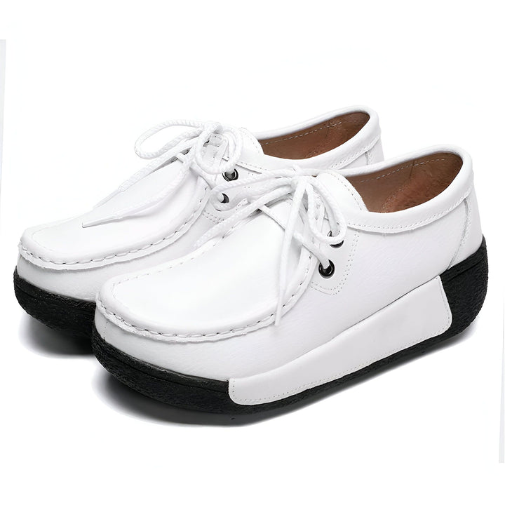 Image de deux mocassins blancs à lacets avec une semelle noire épaisse. Chaussures confortables et élégantes pour femme., 45286815301813,45286815334581,45286815367349,45286815400117,45286815432885,45286815465653,45286815498421,45286815531189,45286815563957,45286815596725,45286815629493,45286815662261,45286815695029,45286815727797,45286815760565,45286815793333,45286815826101,45286815858869,45286815891637,45286815924405,45286815957173,45286815989941,45286816022709,45286816055477,45286816088245,452868161