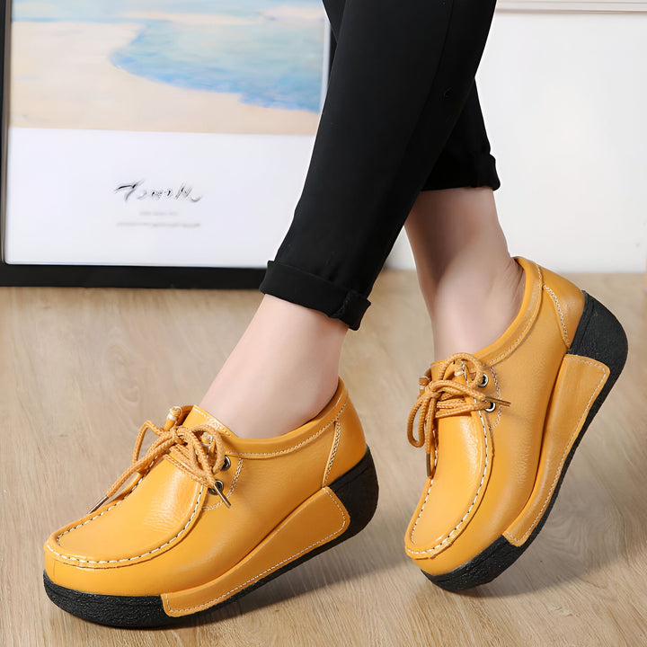 Chaussures femme en cuir jaune moutarde avec semelle compensée noire, lacets fins. Style décontracté et confortable, portées avec un pantalon noir., 45286815301813,45286815334581,45286815367349,45286815400117,45286815432885,45286815465653,45286815498421,45286815531189,45286815563957,45286815596725,45286815629493,45286815662261,45286815695029,45286815727797,45286815760565,45286815793333,45286815826101,45286815858869,45286815891637,45286815924405,45286815957173,45286815989941,45286816022709,452868160554