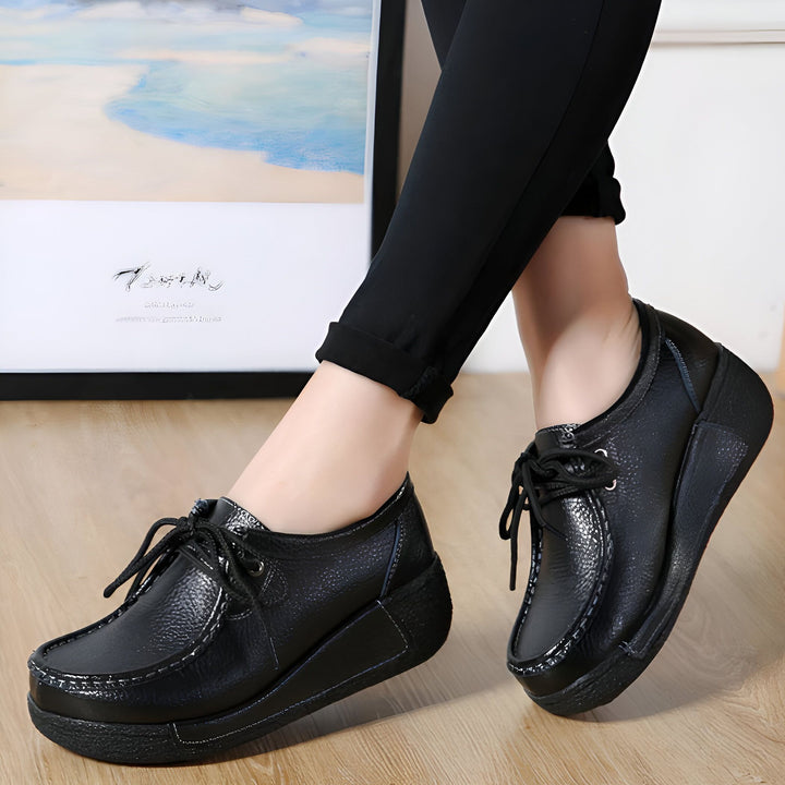Gros plan sur une femme portant des chaussures basses noires à lacets avec des pantalons noirs. Chaussures en cuir confortables avec semelles compensées., 45286815301813,45286815334581,45286815367349,45286815400117,45286815432885,45286815465653,45286815498421,45286815531189,45286815563957,45286815596725,45286815629493,45286815662261,45286815695029,45286815727797,45286815760565,45286815793333,45286815826101,45286815858869,45286815891637,45286815924405,45286815957173,45286815989941,45286816022709,45286816