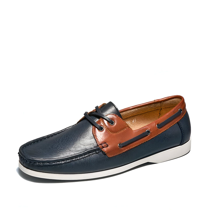 Mocassin bateau bleu marine et marron, lacets bleu foncé. Chaussure élégante pour homme, semelle blanche. Mode masculine, style décontracté chic., 45287024951477,45287024984245,45287025017013,45287025049781,45287025082549,45287025115317,45287025148085,45287025180853,45287025213621,45287025246389,45287025279157,45287025311925,45287025344693,45287025377461,45287025410229