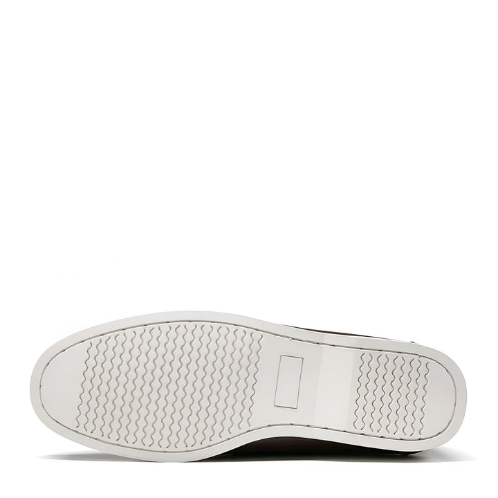 Semelle blanche de bateau avec motif ondulé pour une bonne adhérence. Détail de la semelle d'une chaussure décontractée., 45287024951477,45287024984245,45287025017013,45287025049781,45287025082549,45287025115317,45287025148085,45287025180853,45287025213621,45287025246389,45287025279157,45287025311925,45287025344693,45287025377461,45287025410229