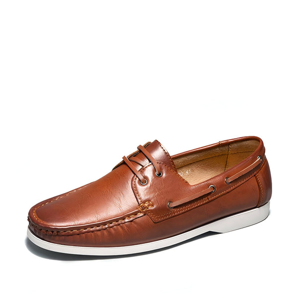 Mocassin bateau marron classique en cuir avec lacets. Chaussure homme élégante et confortable, semelle blanche, style décontracté chic., 45287024951477,45287024984245,45287025017013,45287025049781,45287025082549,45287025115317,45287025148085,45287025180853,45287025213621,45287025246389,45287025279157,45287025311925,45287025344693,45287025377461,45287025410229