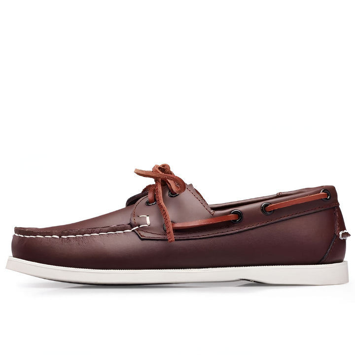 Vue latérale d'une chaussure bateau marron classique avec des lacets en cuir noués, semelle blanche, idéale pour un look décontracté et élégant., 45287031963829,45287031996597,45287032029365,45287032062133,45287032094901,45287032127669,45287032160437,45287032193205,45287032225973,45287032258741,45287032291509,45287032324277,45287032357045,45287032389813,45287032422581,45287032455349,45287032488117,45287032520885,45287032553653,45287032586421,45287032619189,45287032651957,45287032684725,452870327174
