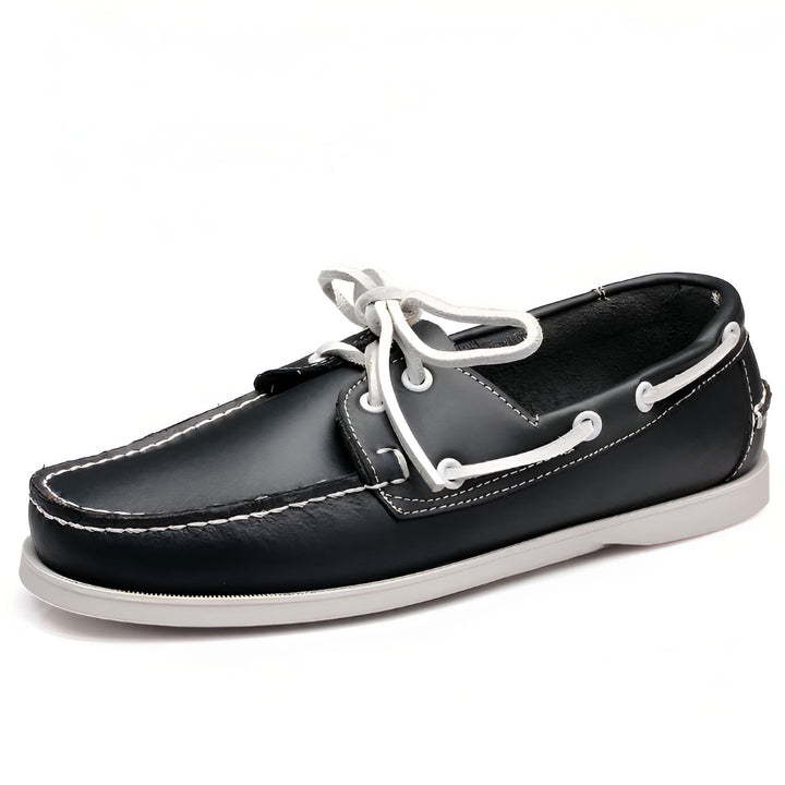 Chaussure bateau en cuir noir avec lacets blancs. Vue latérale d'un mocassin nautique élégant, idéal pour un look décontracté chic. Confort et style pour homme., 45287031963829,45287031996597,45287032029365,45287032062133,45287032094901,45287032127669,45287032160437,45287032193205,45287032225973,45287032258741,45287032291509,45287032324277,45287032357045,45287032389813,45287032422581,45287032455349,45287032488117,45287032520885,45287032553653,45287032586421,45287032619189,45287032651957,452870326847